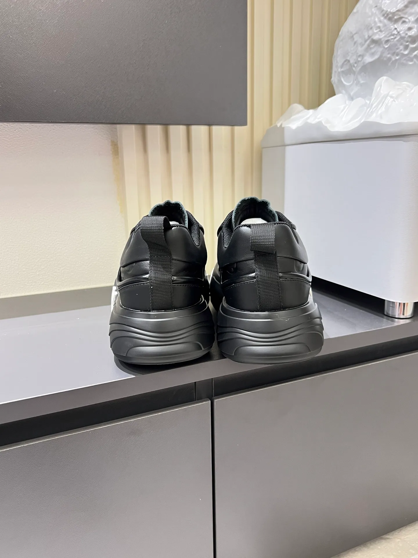 p560 "LOUI* VUITTO*" popular men's casual shoes, genuine development in Italy💯Purchase level quality✔️The upper is made of official website material first-layer cowhide, comfortable and soft sheepskin feet⚡️Fashionable and versatile. The toe last shape is firm and full, and the soles are made from LV original molds and can be freely entered and exited the counter. They are light and comfortable on the foot~purely handmade, details determine the quality! Size:39-44, (38.45 customized)